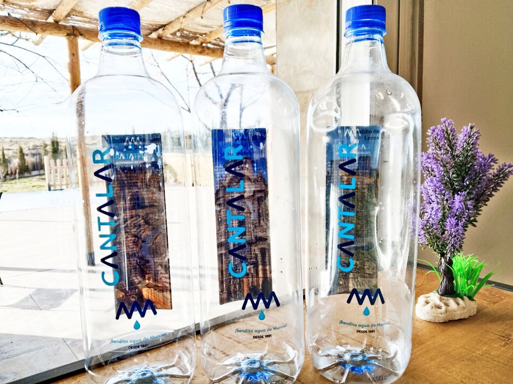 NuestroMarMenor's tweet photo. ¡Qué pocas empresas en Región de Murcia apoyan+difunden nuestro Patrimonio,a pesar de que decenas de ellas facturan millones al año! 

Sin embargo, @PostresReina y su agua #Cantalar sí🤗promociona Teatro Romano de Cartagena,Catedral de Murcia o Castillo de Lorca en sus😍botellas. https://t.co/WqjktqRRQt