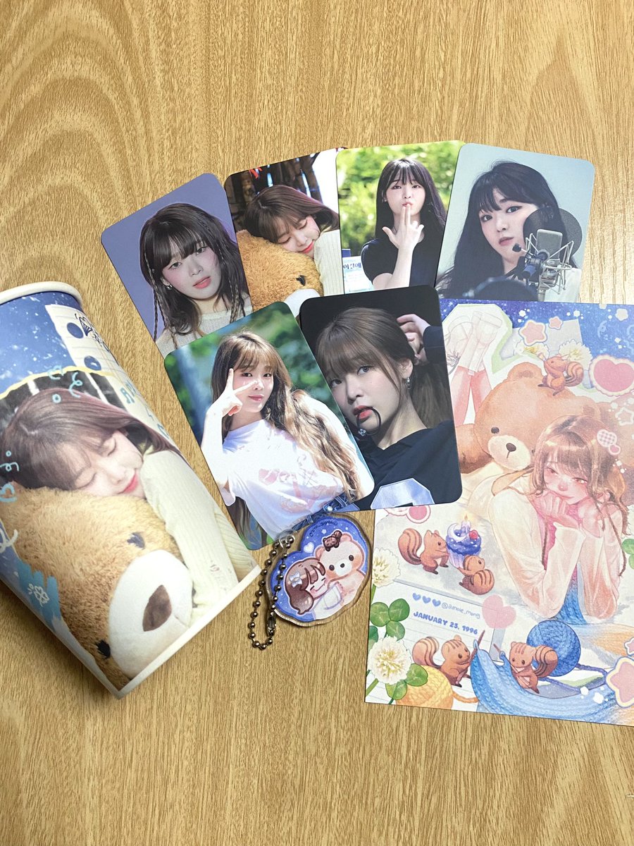 #추운_겨울에_피어난_따뜻한_승희
승희 생카 다녀왔슴둥😍 갔을 때 거의 마감시간이었는데 사람 많아서 왕 놀라구.. 소심한 난 사진 찍기엔 무리라서 눈으로 승희언니의 용안을  왕창 구경하고 왔따.. 특전 너무 귀여움 >~< 특히 키링 넘넘 귀엽따잉😊