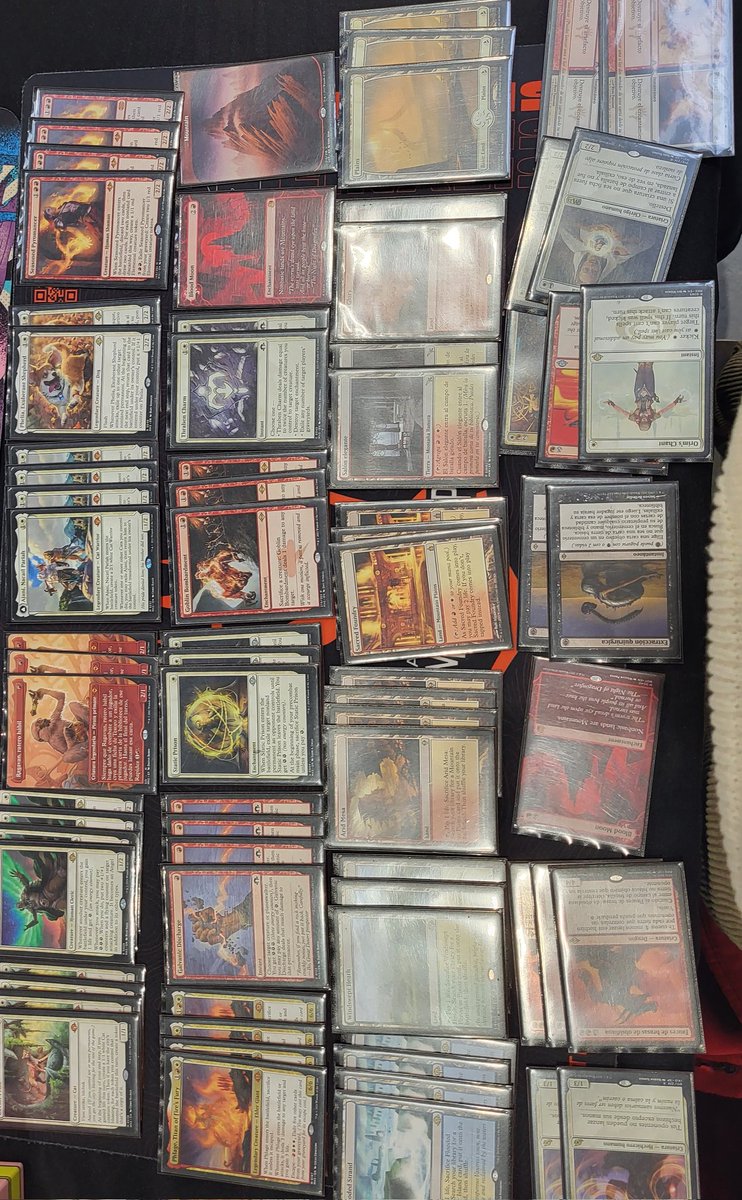 Aquí la lista que jugué en el RC de Praga. Empecé 4-1 y terminé con un fatídico 5-3 a las puertas del día 2. No me puedo quejar del resultado ya que no testeé prácticamente nada y fui con baraja prestada. Muy disgustado con el estado actual de modern, formato roto