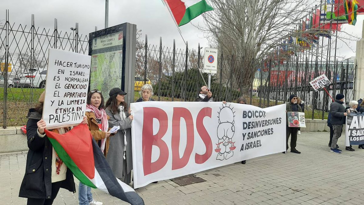 BDSMadrid's tweet photo. El boicot funciona.
La conciencia social funciona.
El stand israelí ha tenido que cerrar. 
Gracias a todas las personas que han acudido estos días a #FITUR2025 para protestar contra la presencia de Israel en la feria de turismo de Madrid.
#BoicotIsrael
#PalestinaLibre https://t.co/IR8uZwWKOp
