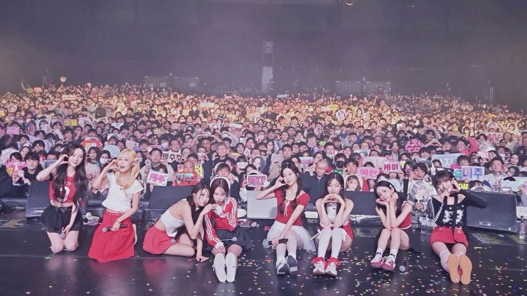 Official_LVLZ's tweet photo. [📸] 250126 #겨울나라의_러블리즈4 IN JAPAN

함께라서 꿈같던 우리의 겨울❄️
언제라도 함께하길 💌🍀

#Lovelyz #러블리즈
#10th_Anniversary #Concert 
#Lovelinus https://t.co/vryaIdzP5j