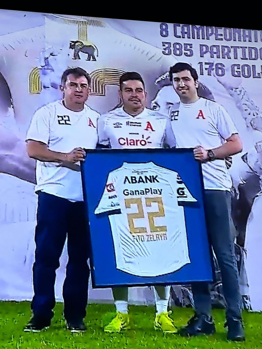 Rodri_velis's tweet photo. Me parece un poco extraño esto… La dirigencia del CD Águila vistiendo la camiseta de Alianza. Hay códigos que no se pueden romper. https://t.co/TFvERLLlhj
