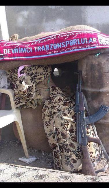 berxwedaniii's tweet photo. 2014 yılında Kobani'ye gidip YPG saflarında IŞİD'e karşı savaşan devrimci Trabzonsporlular. https://t.co/B4wRAoARum