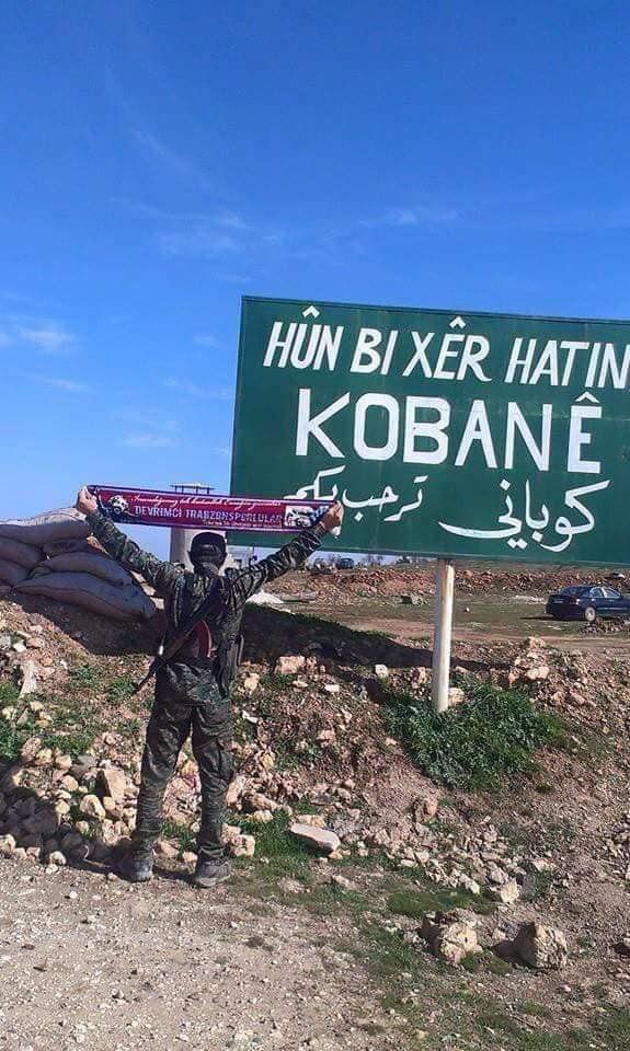 berxwedaniii's tweet photo. 2014 yılında Kobani'ye gidip YPG saflarında IŞİD'e karşı savaşan devrimci Trabzonsporlular. https://t.co/B4wRAoARum