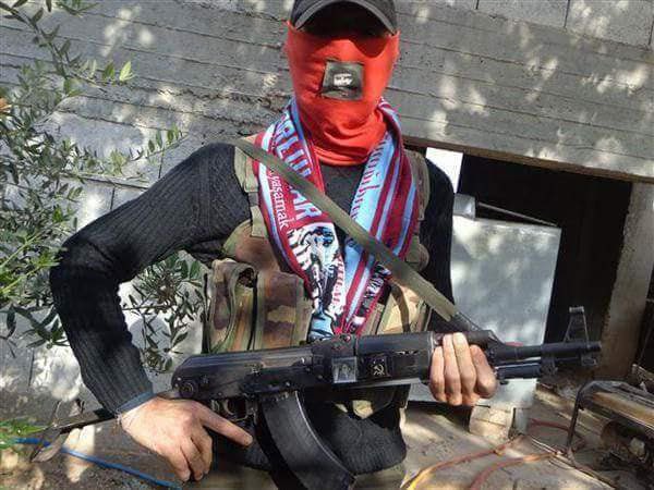 berxwedaniii's tweet photo. 2014 yılında Kobani'ye gidip YPG saflarında IŞİD'e karşı savaşan devrimci Trabzonsporlular. https://t.co/B4wRAoARum