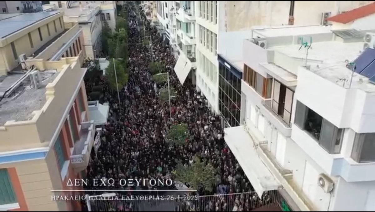 Και το Ηράκλειο ήταν εκεί. 
Περισσότεροι από 9.000 άνθρωποι στην Κρήτη βγήκαν στους δρόμους 
#Τεμπη #Δεν_Εχω_Οξυγονο 
Φωτογραφία από το βίντεο με drone του Ευτύχη Σαρτζετάκη