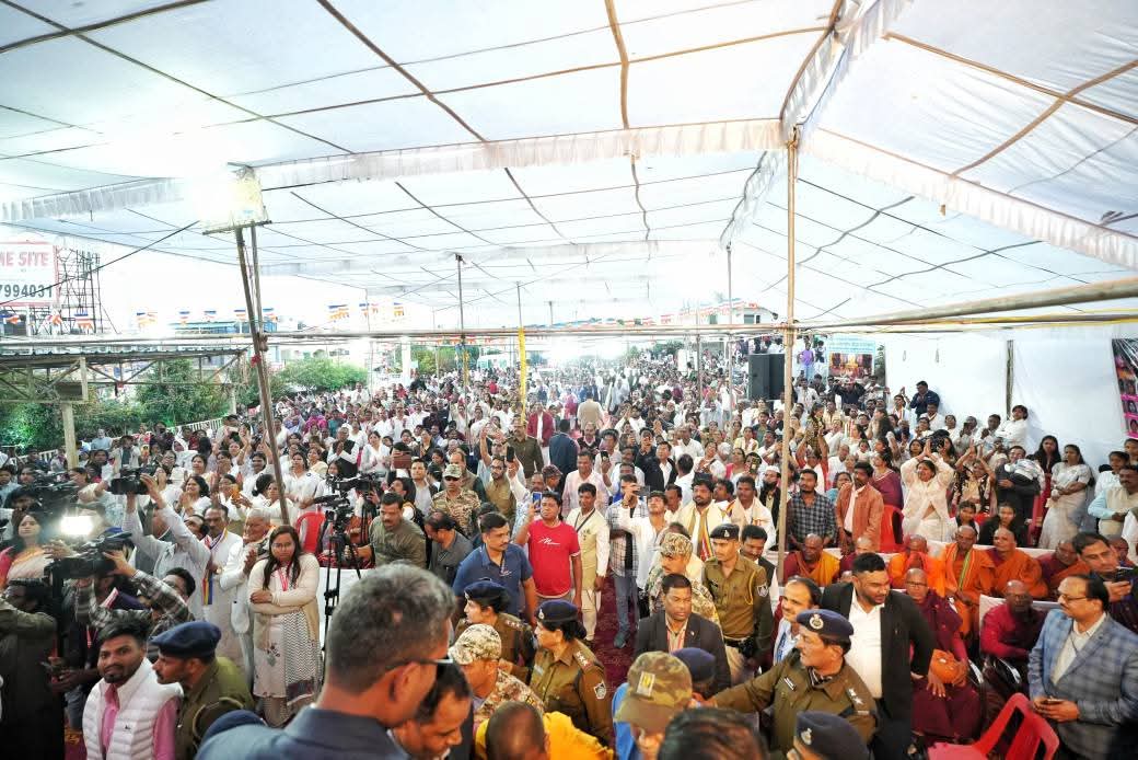 आज चूना भट्टी, भोपाल में 9वें अंतर्राष्ट्रीय बौद्ध महोत्सव में सहभागिता कर विचार साझा किए एवं देश व समाज के उत्थान हेतु कार्य करने वाले गणमान्यजनों को सम्मानित कर शुभकामनाएं दीं। 

धर्म एवं शांति के प्रतीक भगवान बुद्ध ने अपने तप, ज्ञान तथा दर्शन से संपूर्ण विश्व को अहिंसा एवं