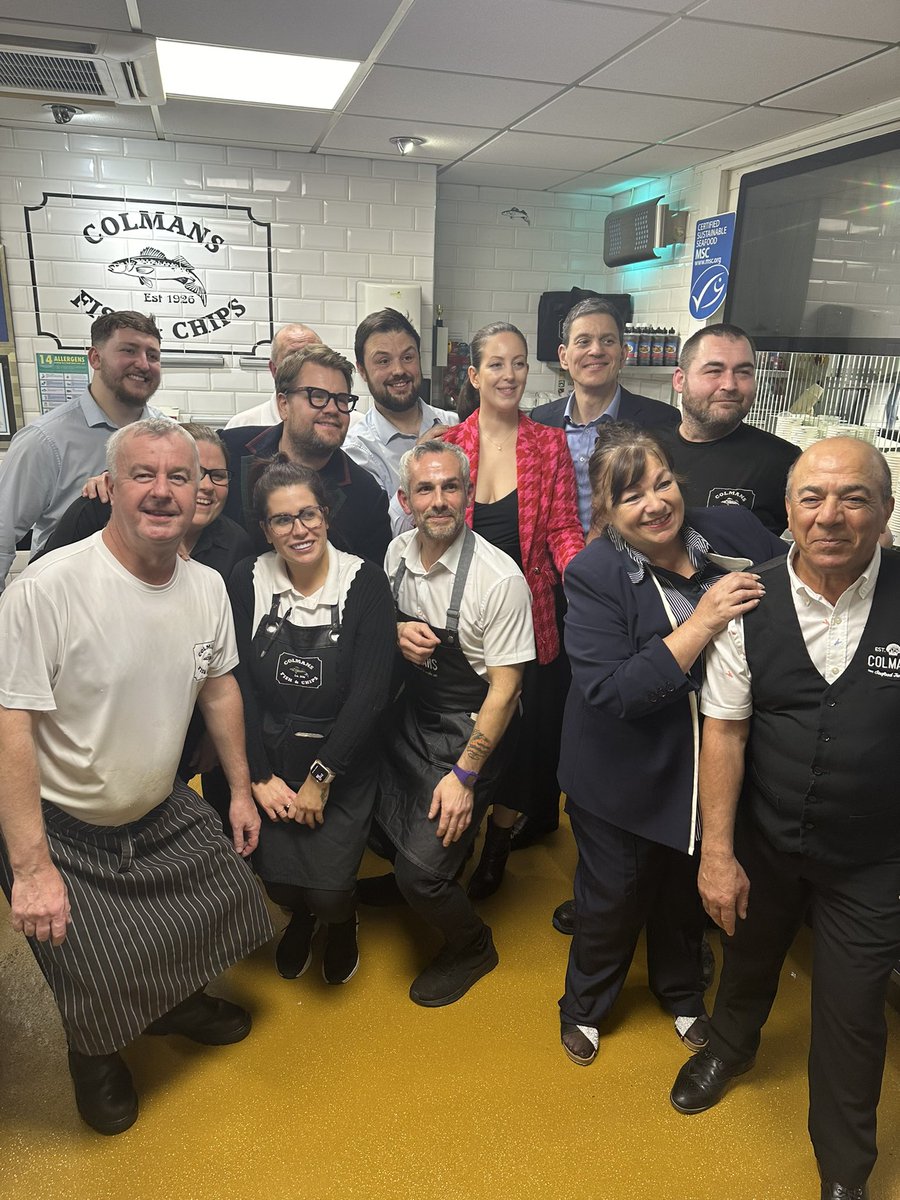 ColmansTemple's tweet image. What an incredible night welcoming James Corden to Colman’s 🐟🍟

It was a pleasure to welcome James Corden last night after visiting South Shields for David Milibands annual lecture. A brilliant night for all our team, and to have such a big name enjoying our fish and chips!