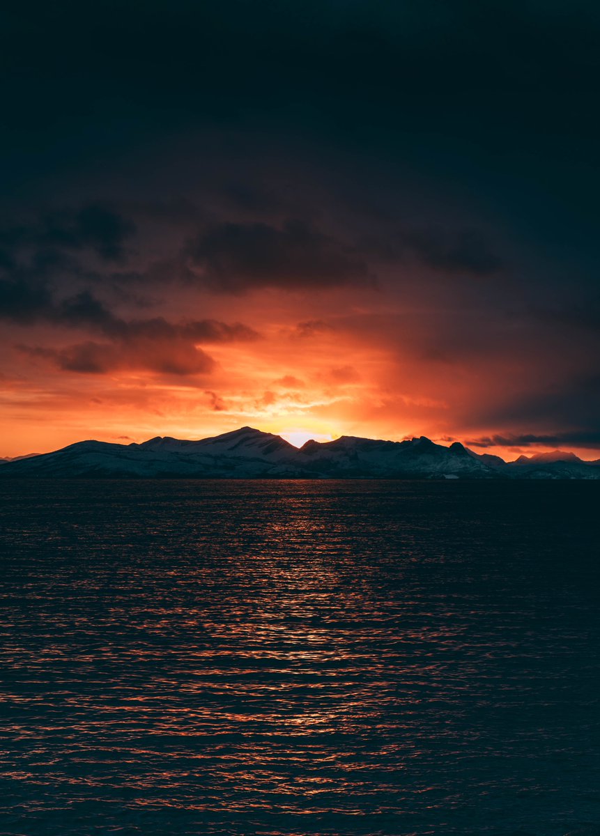 lefthanderETH's tweet photo. @clicks1222 Sunset on the amazing Lofoten 🇳🇴 https://t.co/1EOKK1i2aZ