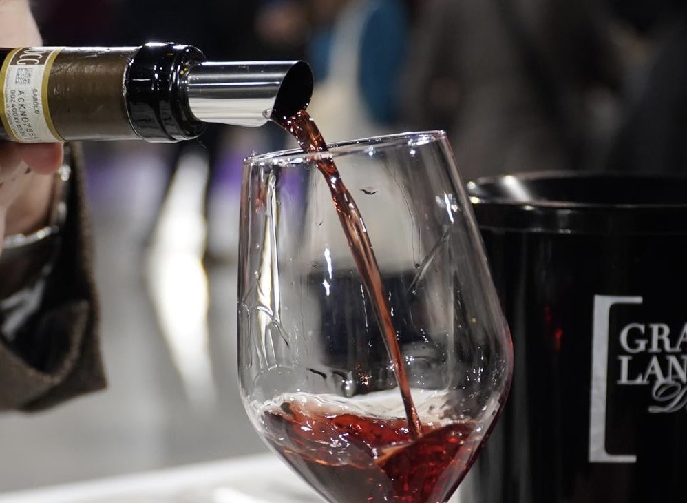 WineNewsIt's tweet photo. Una #terranobile del #vino, il #Piemonte (e che si mette in mostra in “#GrandiLanghe e il #Piemonte del #Vino”, domani e dopodomani a #Torino, evento organizzato dai #Consorzi #Barolo #Barbaresco #Roero e da #PiemonteLand of Wine, con 500 #cantine da tutto il Piemonte), che guarda al #futuro, nel segno dell’unità delle diversità, con un progetto ancora in embrione, per portare questo concetto anche in etichetta, in futuro, con una sorta di “#MenzioneGeograficaAllargata”