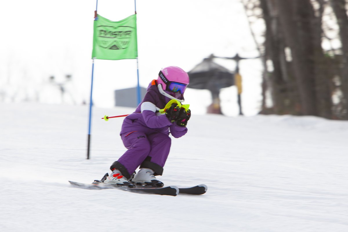 Racers ready for a beautiful Sunday Funday! Today we host the Bob Gilman Fun Run on the Gilman Race Trail starting at 10am! For Sunday, were open with11 trails of machine-groomed, packed powder - keeping us at 100% open! Your morning report, mcintyreskiarea.com/mountain-repor…