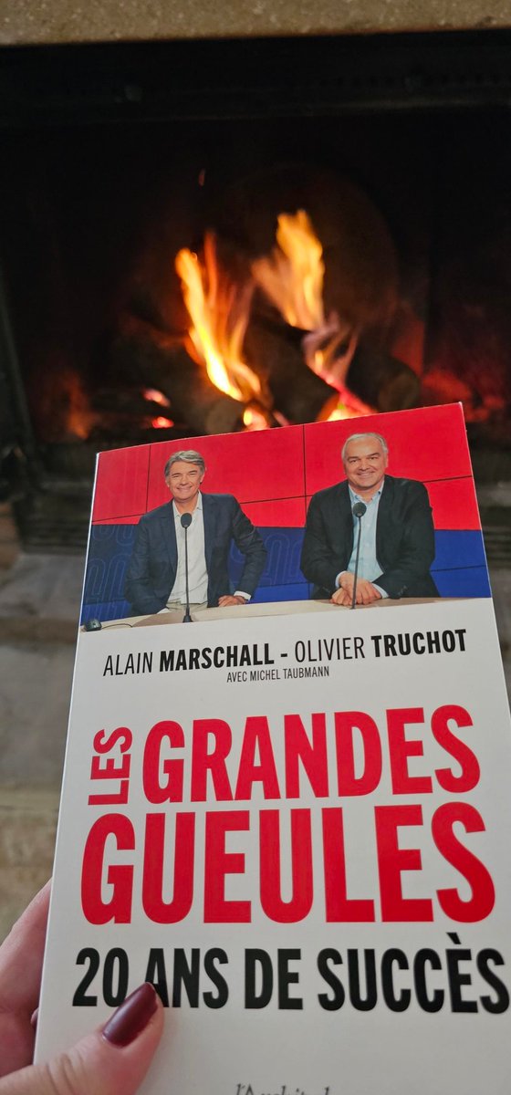 MMoiceanu's tweet image. Merci @AlainMarschall et @Olivier_Truchot pour cette rencontre/dédicace. Aussi sympas et abordables qu'il paraît. Désolée cher Alain, je préfère lire votre livre devant la cheminée et non aux toilettes 😉 Merci encore et bises à toute l'équipe des GG.