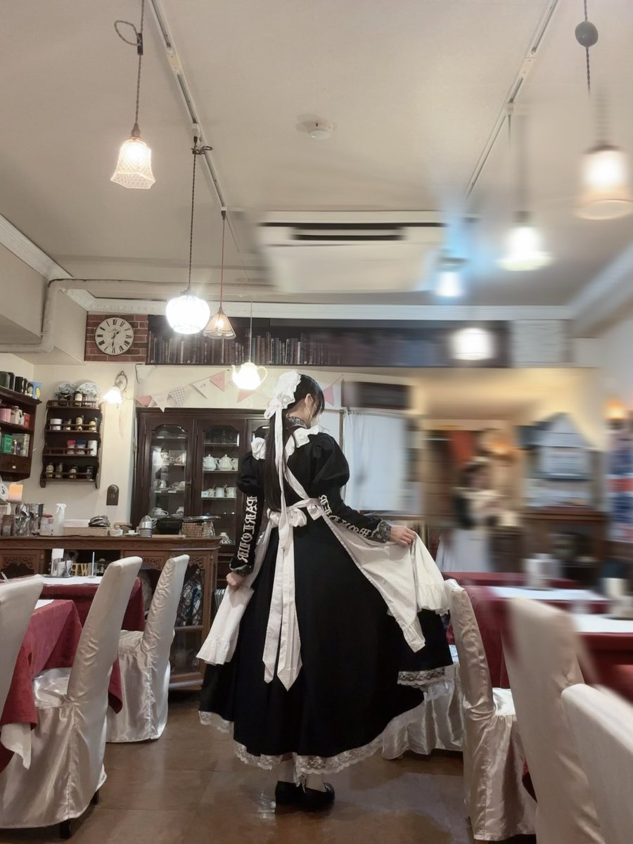 wp_kazuki's tweet photo. 本日も沢山のご来店をありがとうございました🌙

写真は閉店後の一枚。私事ですが、気付いたら随分と長くなっていた髪の毛をもうじき切ろうと考えていたところです。写真ではメイド服と同化してしまっていますが…

それでは、またのご来店をお待ちしております。 https://t.co/A6FeEYIqRj
