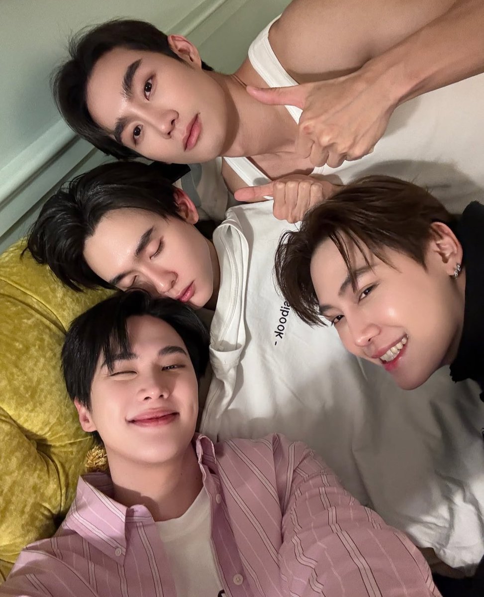 THIS IS SO CUTEEEEE ???? They took picture with sleepy Bookieee