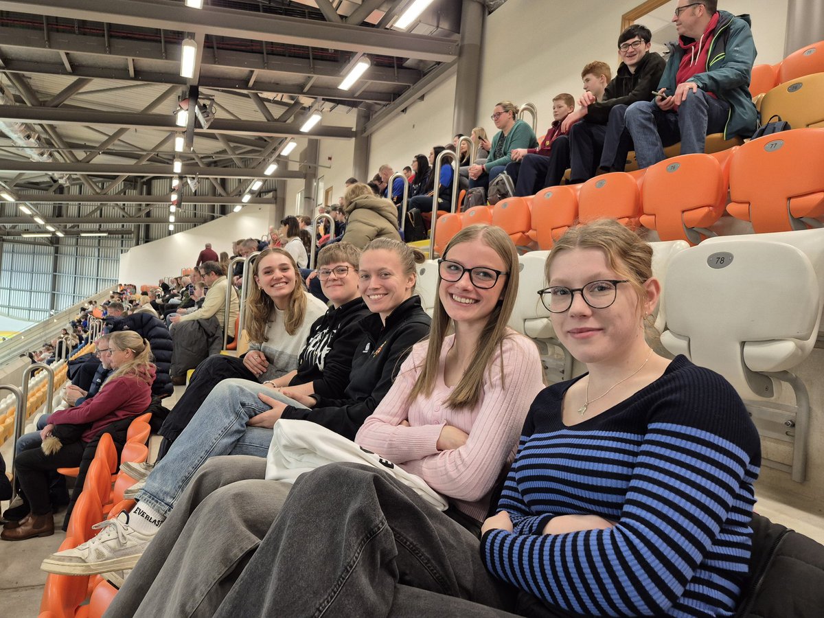 CoYHCJunior's tweet photo. Some of our fab young volunteers have been enjoying the @EnglandHockey indoor Super 6s Derby arena today. Thanks to @stickwise and @mizunofieldhockey #redandblackarmy #hockeyfun π΄β«οΈπ https://t.co/J0mJP6jCOn