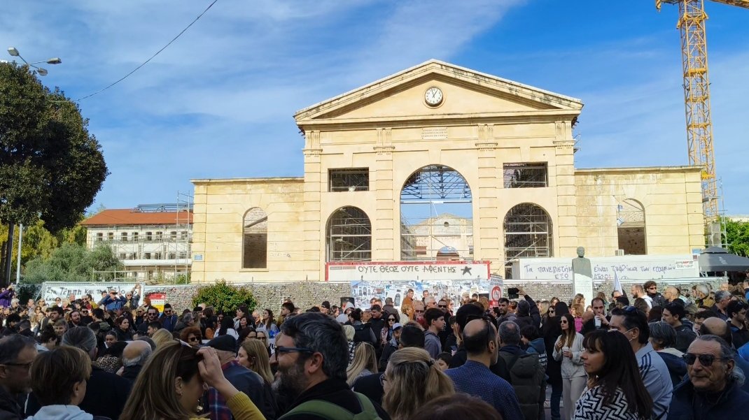 StratosMavros's tweet photo. Χιλιάδες κόσμος στα Χανιά φώναξαν μέχρι τα #Τεμπη
#τεμπη_έγκλημα  #Συνταγμα https://t.co/3RqxksoKk6