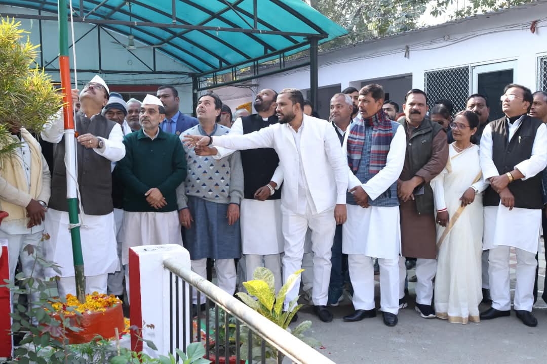 MadanRLM's tweet photo. राष्ट्रीय लोक मोर्चा के कैम्प कार्यालय पटना में आयोजित गणतंत्र दिवस समारोह में पार्टी के राष्ट्रीय अध्यक्ष आदरणीय उपेन्द्र कुशवाहा जी की उपस्थिति में राष्ट्रध्वज फहराया। बड़ी संख्या में पार्टी के कार्यकर्ता और पदाधिकारी इस कार्यक्रम में शामिल हुए।#RLM #JoinRLM #RepublicDay2025 https://t.co/ntgbTaVeiL