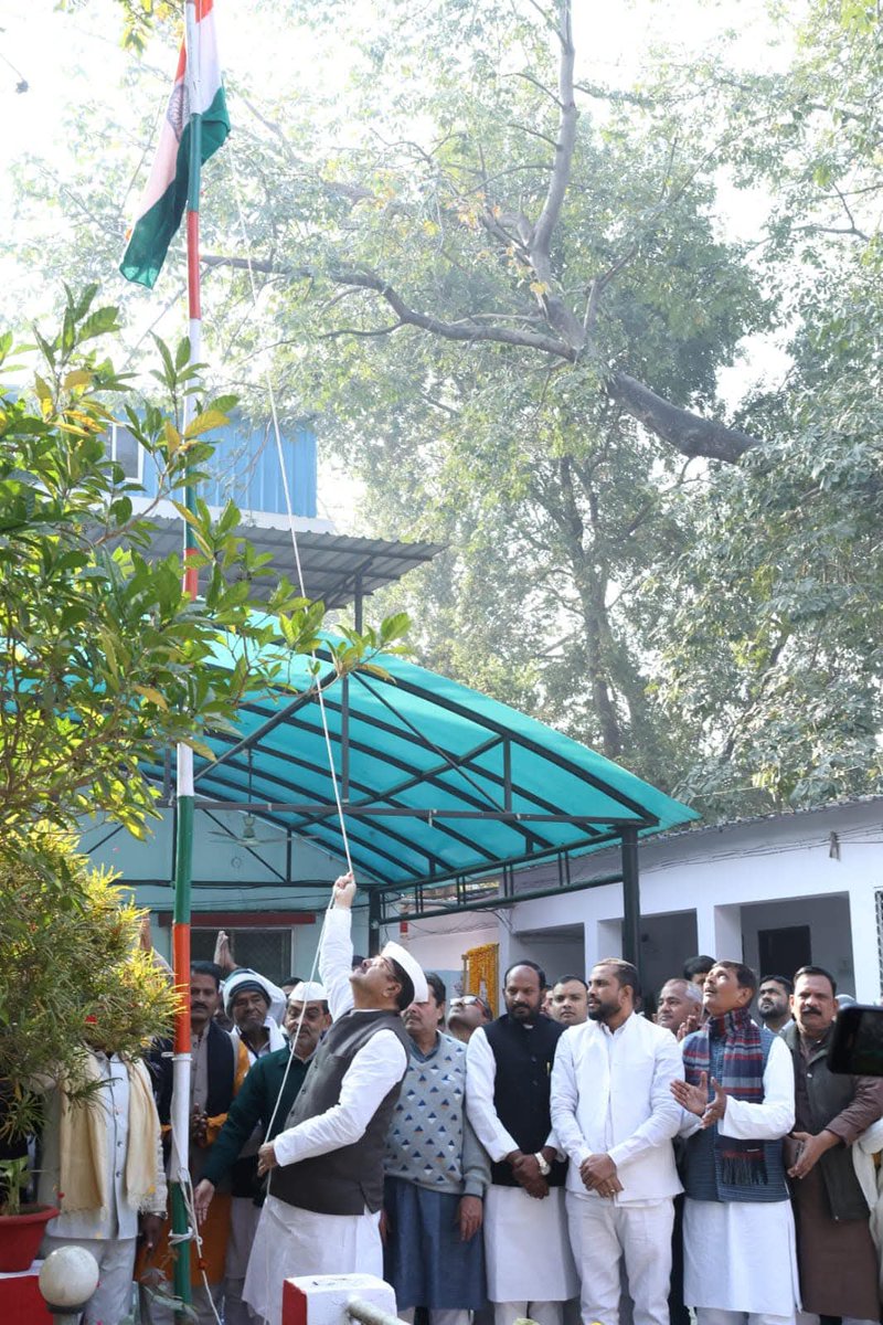 MadanRLM's tweet photo. राष्ट्रीय लोक मोर्चा के कैम्प कार्यालय पटना में आयोजित गणतंत्र दिवस समारोह में पार्टी के राष्ट्रीय अध्यक्ष आदरणीय उपेन्द्र कुशवाहा जी की उपस्थिति में राष्ट्रध्वज फहराया। बड़ी संख्या में पार्टी के कार्यकर्ता और पदाधिकारी इस कार्यक्रम में शामिल हुए।#RLM #JoinRLM #RepublicDay2025 https://t.co/ntgbTaVeiL