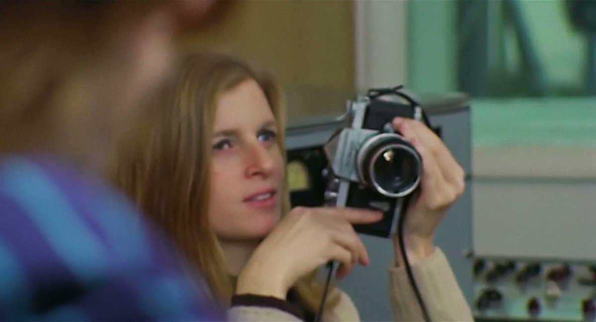 yesterdaypills's tweet image. #GetBackSessions
Giorno 17
Il 26 gennaio 1969 i Beatles si dedicarono a perfezionare due brani che sarebbero diventati leggendari: “Let It Be” e “The Long and Winding Road”. 
Paul era al pianoforte, mentre John si cimentava al basso, creando un’atmosfera intima e creativa.
A