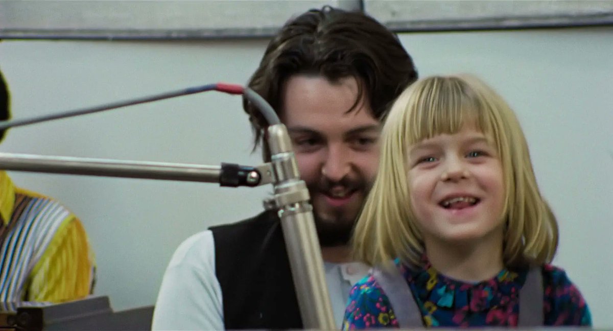 yesterdaypills's tweet image. #GetBackSessions
Giorno 17
Il 26 gennaio 1969 i Beatles si dedicarono a perfezionare due brani che sarebbero diventati leggendari: “Let It Be” e “The Long and Winding Road”. 
Paul era al pianoforte, mentre John si cimentava al basso, creando un’atmosfera intima e creativa.
A