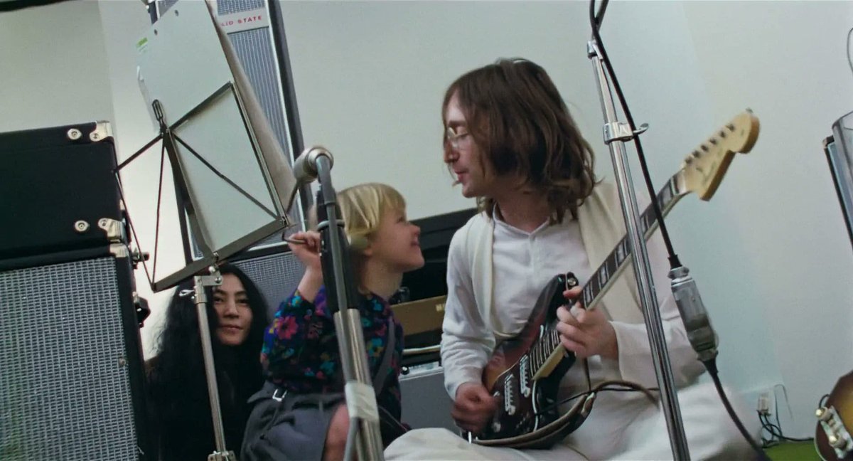 yesterdaypills's tweet image. #GetBackSessions
Giorno 17
Il 26 gennaio 1969 i Beatles si dedicarono a perfezionare due brani che sarebbero diventati leggendari: “Let It Be” e “The Long and Winding Road”. 
Paul era al pianoforte, mentre John si cimentava al basso, creando un’atmosfera intima e creativa.
A