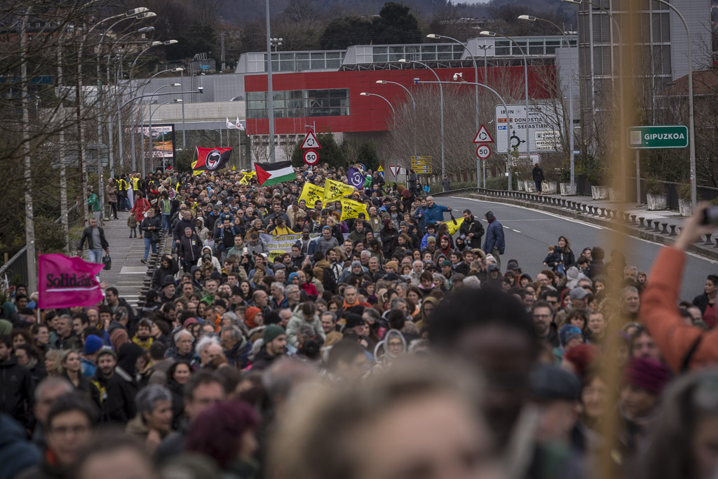[ARGAZKIAK]#HarreraHerriHarro J'accuse las políticas migratorias.Miles de personas han participado hoy en una marcha entre Irun y Hendaia en protesta contra las políticas migratorias europeas y en apoyo a siete activistas
ekinklik.org/es/ultimas-cob…