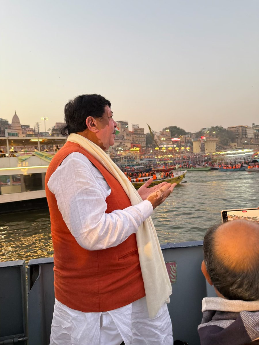 Dileep_Sanghani's tweet image. वाराणसी में क्रूज सवारी कर गंगा आरती का दर्शन किया और सर्व मंगल की कामना की।

गंगा आरती का दर्शन कर अभिभूत हूं। 

हर हर गंगे।
#Gangaarti 
#varansi