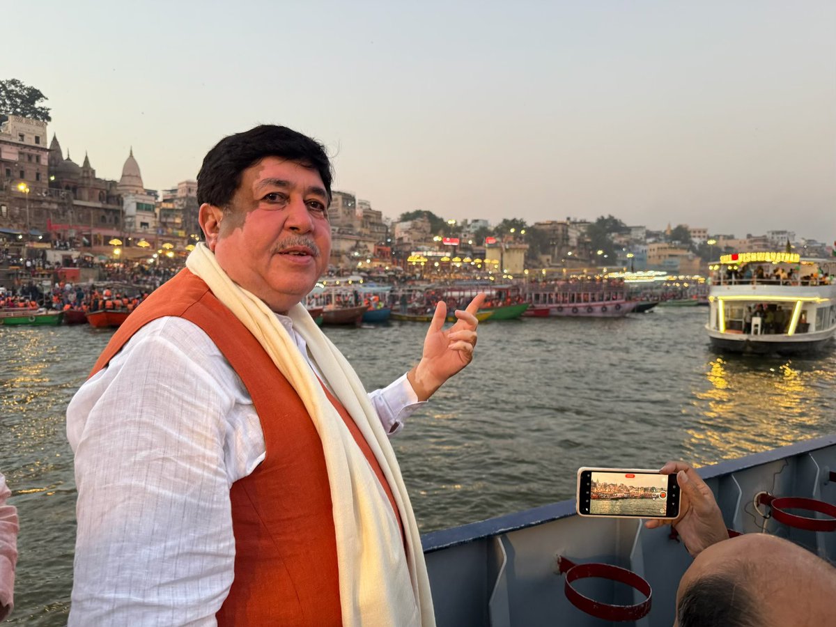 Dileep_Sanghani's tweet image. वाराणसी में क्रूज सवारी कर गंगा आरती का दर्शन किया और सर्व मंगल की कामना की।

गंगा आरती का दर्शन कर अभिभूत हूं। 

हर हर गंगे।
#Gangaarti 
#varansi