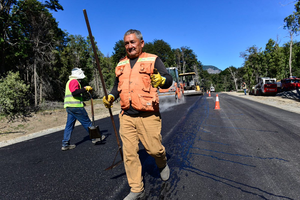 Rolo_Figueroa's tweet photo. EL PLAN DE INFRAESTRUCTURA VIAL ES ÚNICO EN LA HISTORIA 

Estamos saldando la enorme deuda de infraestructura licitando 582 kilómetros de pavimento, que representan el 53% de todo el pavimento que se ha desarrollado en la provincia.

Así avanza la obra de pavimentación de la ruta 65, que une Traful con la ruta la Ruta de los Siete Lagos. Y la semana que viene la van a estar recorriendo funcionarios del Banco Mundial, desde la Villa hasta la ruta 237. 
#NeuquénEnObra