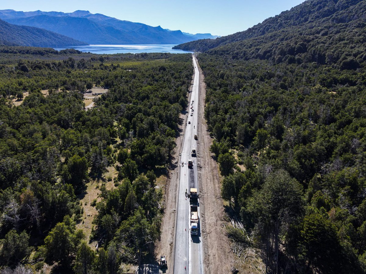 Rolo_Figueroa's tweet photo. EL PLAN DE INFRAESTRUCTURA VIAL ES ÚNICO EN LA HISTORIA 

Estamos saldando la enorme deuda de infraestructura licitando 582 kilómetros de pavimento, que representan el 53% de todo el pavimento que se ha desarrollado en la provincia.

Así avanza la obra de pavimentación de la ruta 65, que une Traful con la ruta la Ruta de los Siete Lagos. Y la semana que viene la van a estar recorriendo funcionarios del Banco Mundial, desde la Villa hasta la ruta 237. 
#NeuquénEnObra