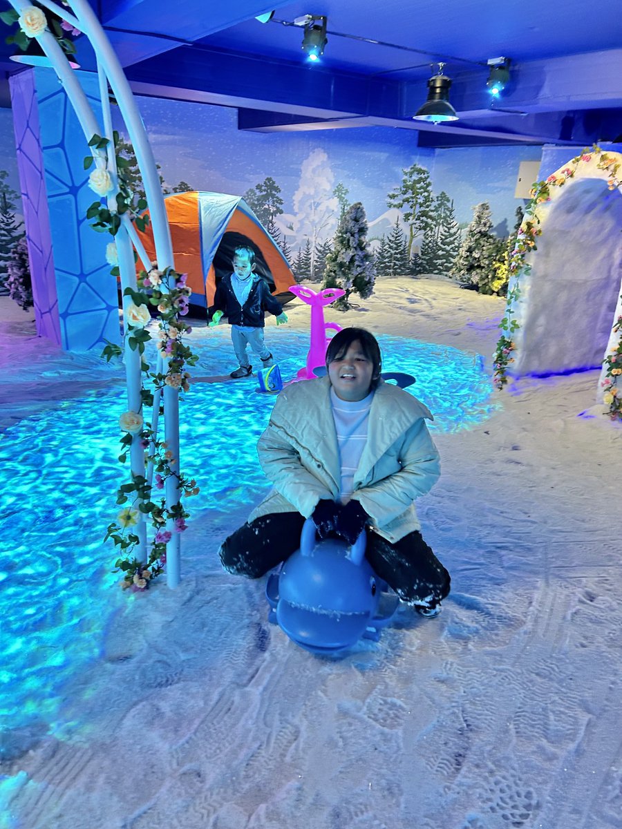 azfar_don's tweet photo. #snowwalk https://t.co/LIE06T5uVN