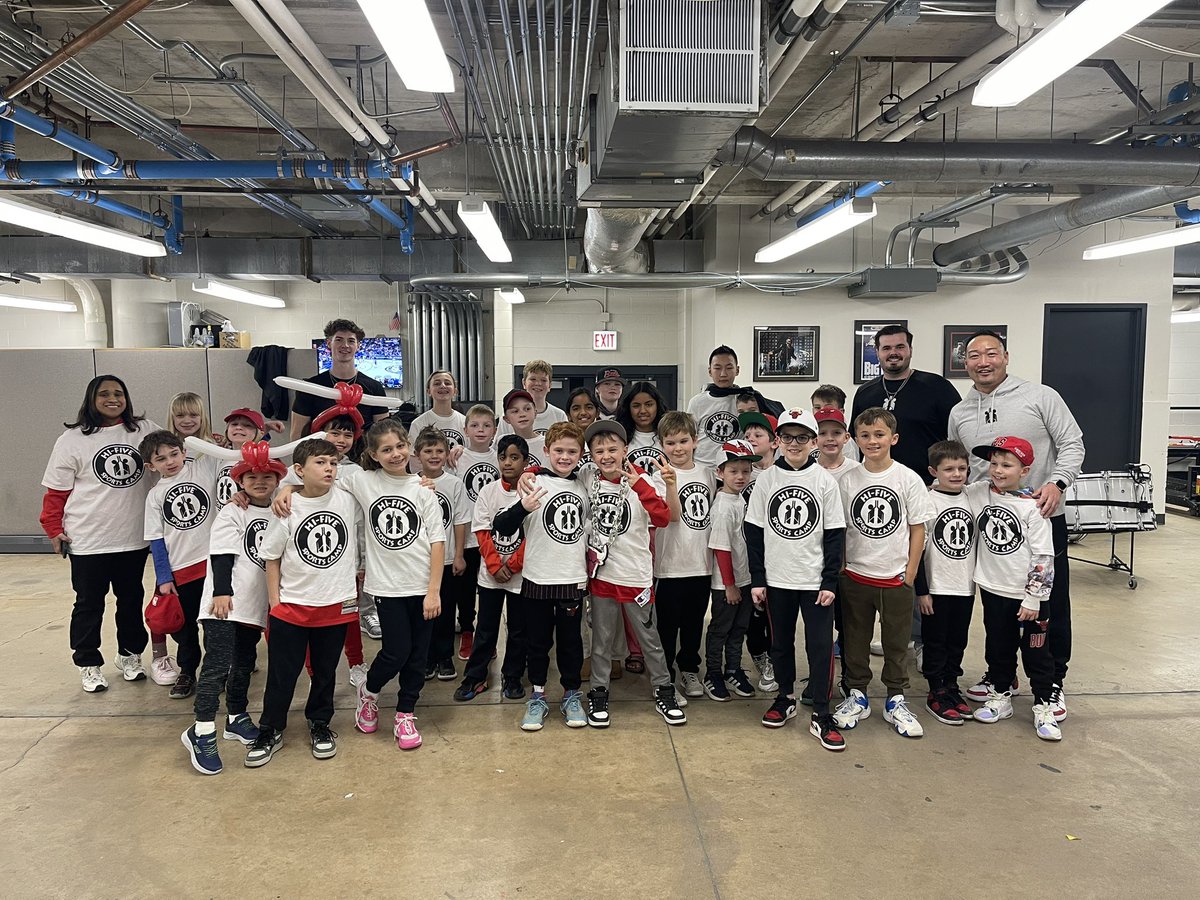 HiFiveSportsMP's tweet photo. Love our Hi-Five tradition  with the @chicagobulls https://t.co/5xrFsXRtgx