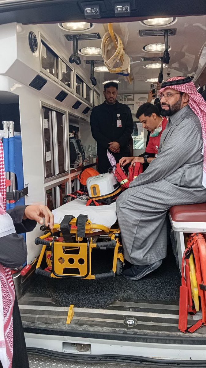 jasseralsagri's tweet photo. مدير تعليم الحدود الشمالية يزور مشروع المسعف المدرسي بالهلال الاحمر 

قام مدير عام التعليم بمنطقة الحدود الشمالية الأستاذ سعيد بن مساعد الزهراني بزيارة الى مركز التدريب والتثقيف المجتمعي في عرعر وكان في أستقباله مدير عام فرع هيئة الهلال الأحمر السعودي بالمنطقة الأستاذ مساعد غالي العنزي  وذلك لوقوف الجانبين على تنفيذ دورة اعداد مدربين لمشروع المسعف المدرسي من الكادر التعليمي ، حيث ذكر الأستاذ مساعد العنزي مدير عام الهيئة بالمنطقة ،  أن المشروع يهدف الى تجويد الخدمة الإسعافية الطارئة وتعزيز الثقافة الطبية الإسعافية للكوادر التعليمية والإدارية على المهارات الأساسية وتعلم الإسعافات الأولية وكيفية التعامل مع الحالات الطارئة ورفع قدراتهم لمواجهة الحالات الطارئة لاسمح الله لحين وصول الفرق الإسعافية للموقع
الجدير بالذكر أن مشروع المسعف المدرسي تم تدشينه مؤخراً من قبل صاحب السمو الملكي الأمير فيصل بن خالد بن سلطان ال سعود أمير منطقة الحدود الشمالية يحفظه الله.
