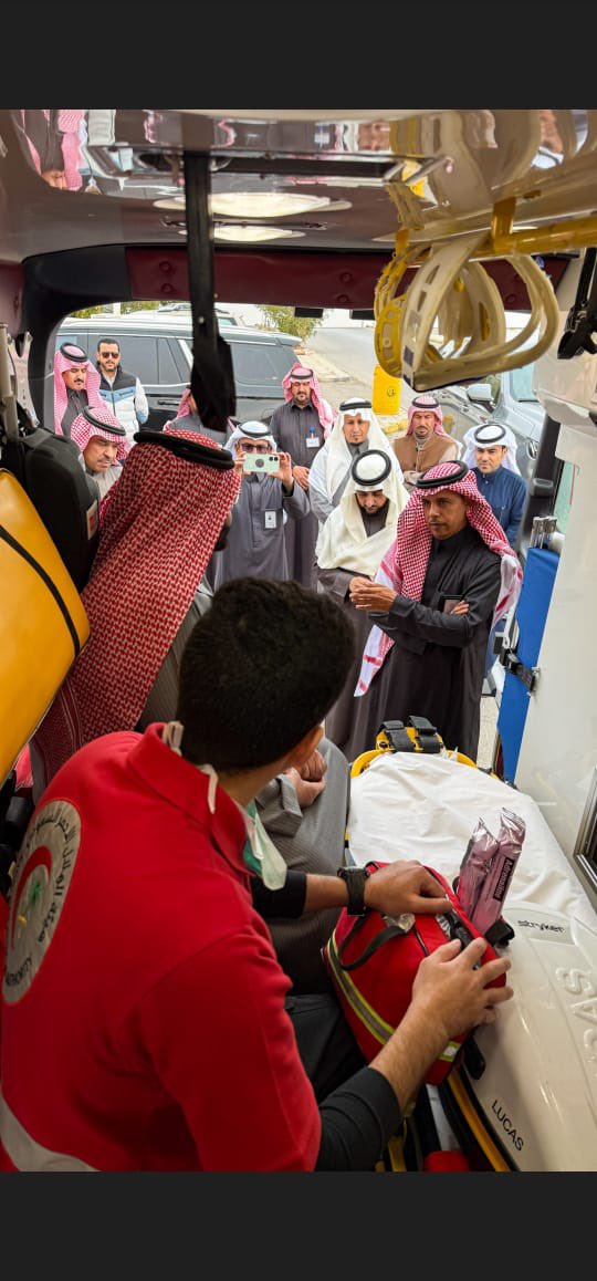 jasseralsagri's tweet photo. مدير تعليم الحدود الشمالية يزور مشروع المسعف المدرسي بالهلال الاحمر 

قام مدير عام التعليم بمنطقة الحدود الشمالية الأستاذ سعيد بن مساعد الزهراني بزيارة الى مركز التدريب والتثقيف المجتمعي في عرعر وكان في أستقباله مدير عام فرع هيئة الهلال الأحمر السعودي بالمنطقة الأستاذ مساعد غالي العنزي  وذلك لوقوف الجانبين على تنفيذ دورة اعداد مدربين لمشروع المسعف المدرسي من الكادر التعليمي ، حيث ذكر الأستاذ مساعد العنزي مدير عام الهيئة بالمنطقة ،  أن المشروع يهدف الى تجويد الخدمة الإسعافية الطارئة وتعزيز الثقافة الطبية الإسعافية للكوادر التعليمية والإدارية على المهارات الأساسية وتعلم الإسعافات الأولية وكيفية التعامل مع الحالات الطارئة ورفع قدراتهم لمواجهة الحالات الطارئة لاسمح الله لحين وصول الفرق الإسعافية للموقع
الجدير بالذكر أن مشروع المسعف المدرسي تم تدشينه مؤخراً من قبل صاحب السمو الملكي الأمير فيصل بن خالد بن سلطان ال سعود أمير منطقة الحدود الشمالية يحفظه الله.