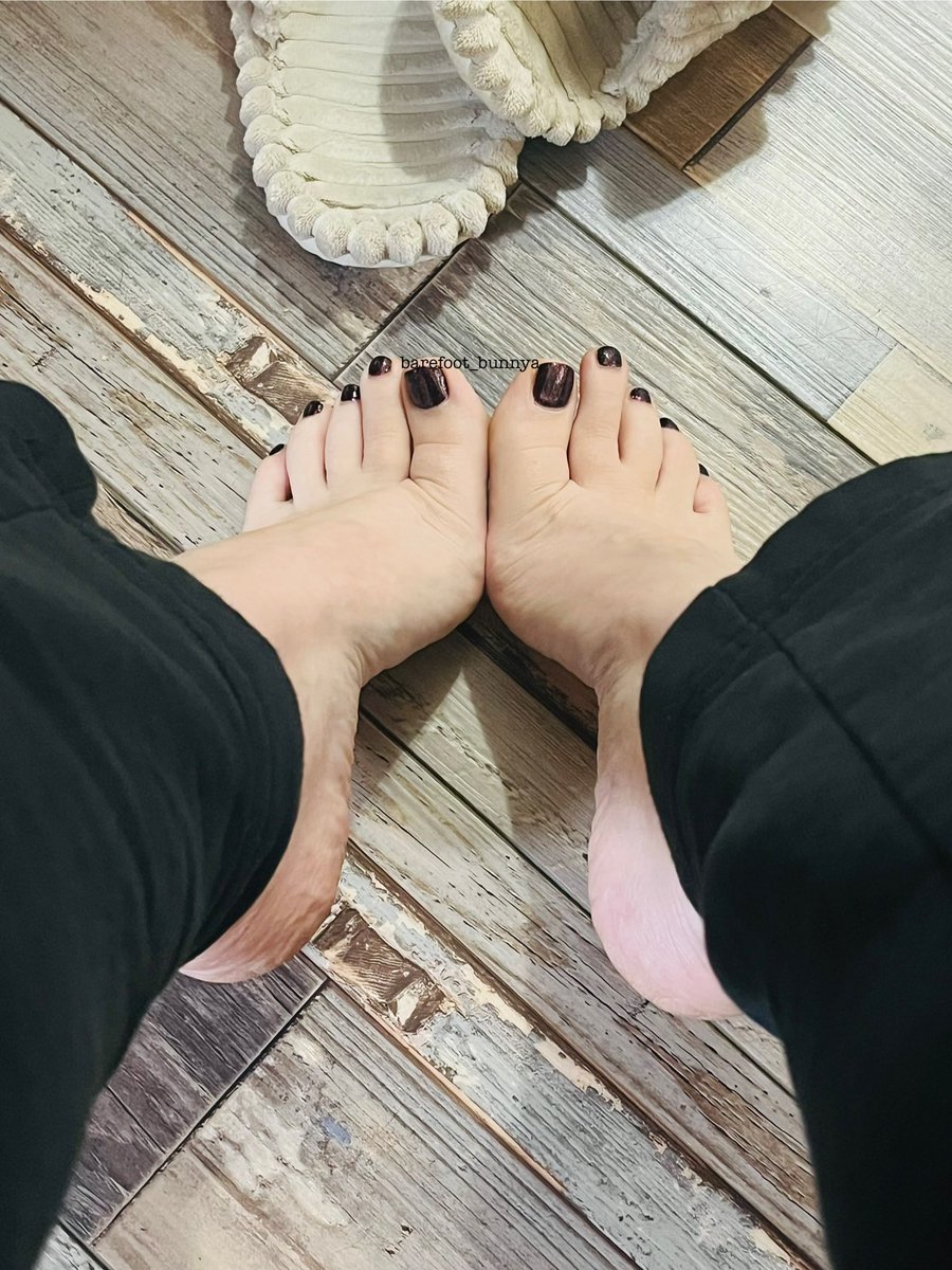 Lazy Sunday 🤭 #sunday #sundayfunday #sweatpants #egirl #footfetishnation #feet #toes #pedicure #higharches #arch #dark #goddess #worshipme