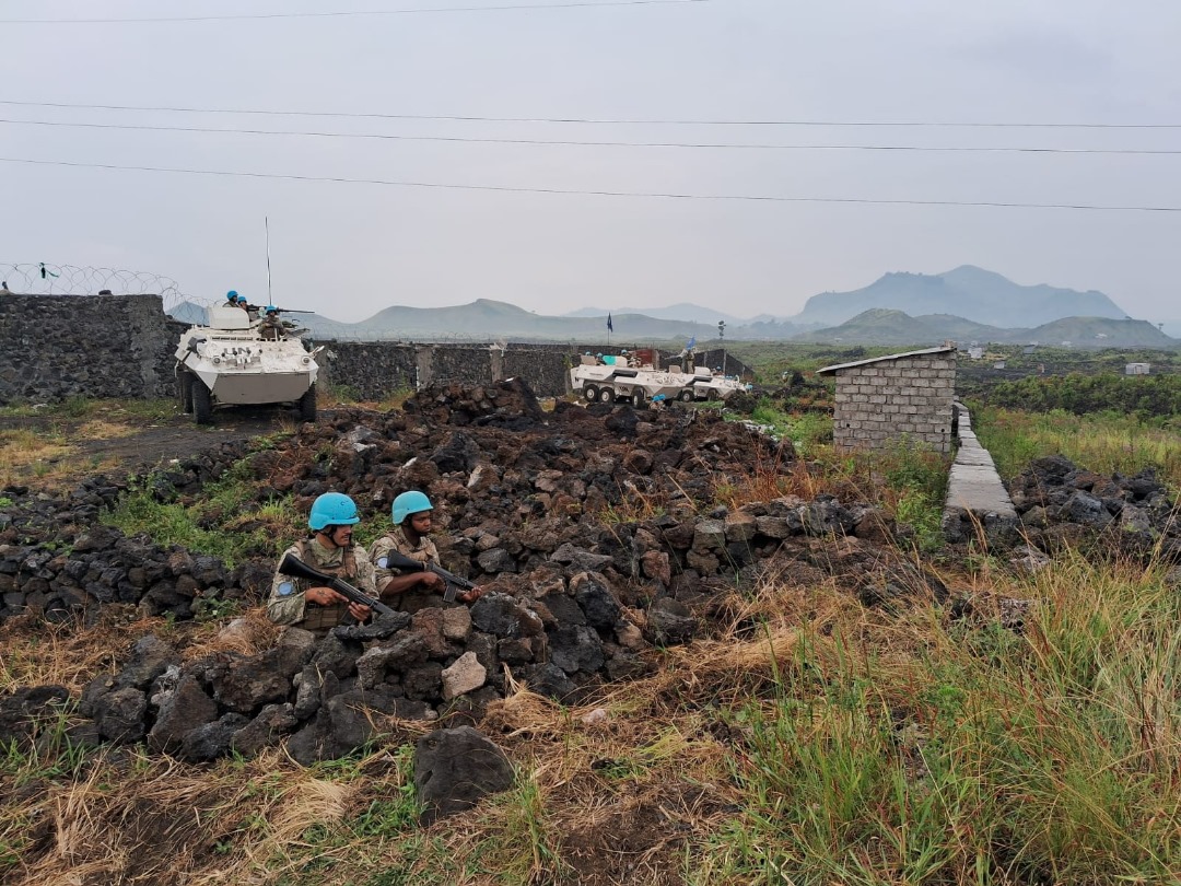 Aux côtés des <a href="/FARDC_Info/">Forces Armée Congolaise - FARDC</a> et de la <a href="/SAMIDRC/">samidrc</a>, les casques bleus de la #MONUSCO maintiennent leurs positions afin de repousser le #M23 et protéger les civils. L’artillerie et les unités de réaction rapides sont mobilisées pour répondre aux menaces.  #ProtectionDesCivils #NordKivu