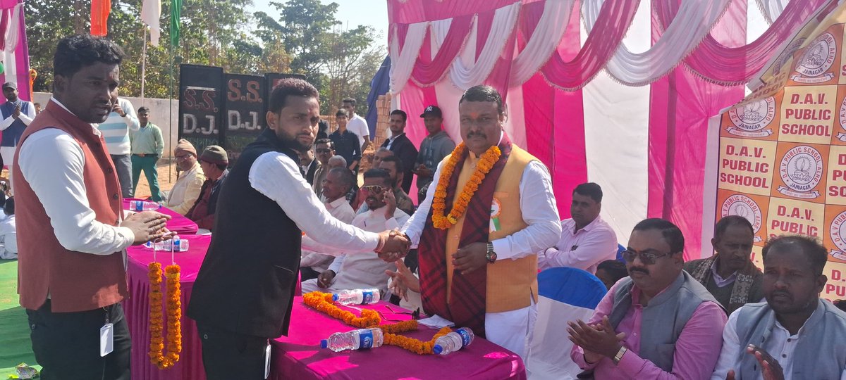 amityadavmla's tweet photo. जयनगर प्रखंड के अल्हो में स्थित डीएवी प्लस-टू पब्लिक स्कूल में 76वें गणतंत्र दिवस के उपलक्ष्य में आयोजित झंडोत्तोलन कार्यक्रम का शुभारंभ फीता काटकर किया किया। 

#RepublicDay2025 #Alho #Jaynagar #BarkathaVidhansabha https://t.co/OHNFeVe91M
