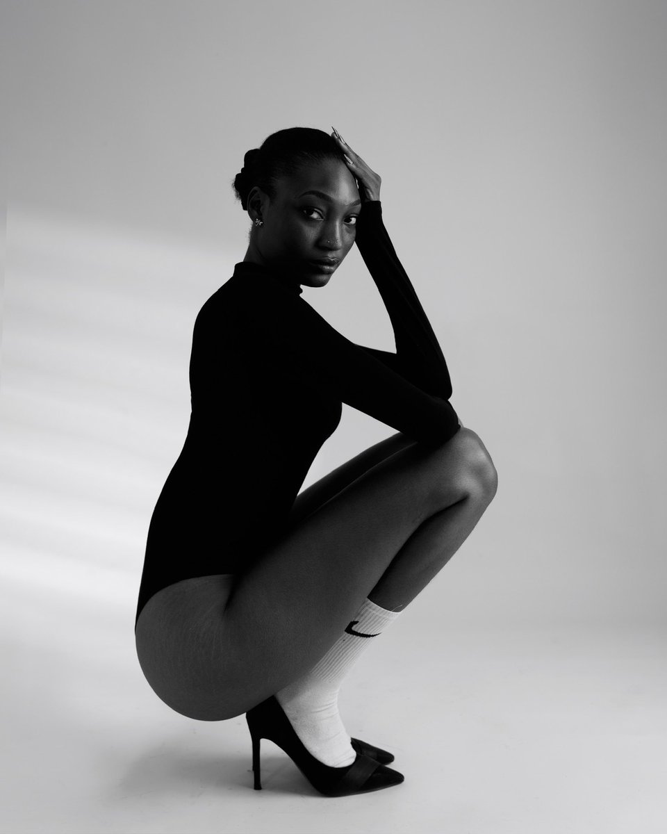 velourvoidx's tweet photo. WORK OF ART✨
.
.
Photographed by me 

#MrBanks #vogue #photograghy https://t.co/4Wxzryp3or