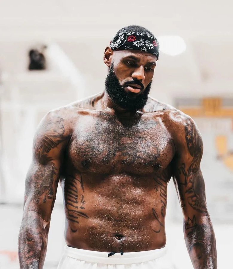 alberto_reconst's tweet photo. A sus 39 años, LeBron James gasta 1,5 millones de dólares al año para mantenerse en forma.

En la última serie de Netflix "Starting 5" revelaron su régimen de biohacking. Estos son los métodos exactos que lo mantuvieron dominando la NBA durante más de 20 años.

Vamos a desglosar su rutina de biohacking de 7 cifras: