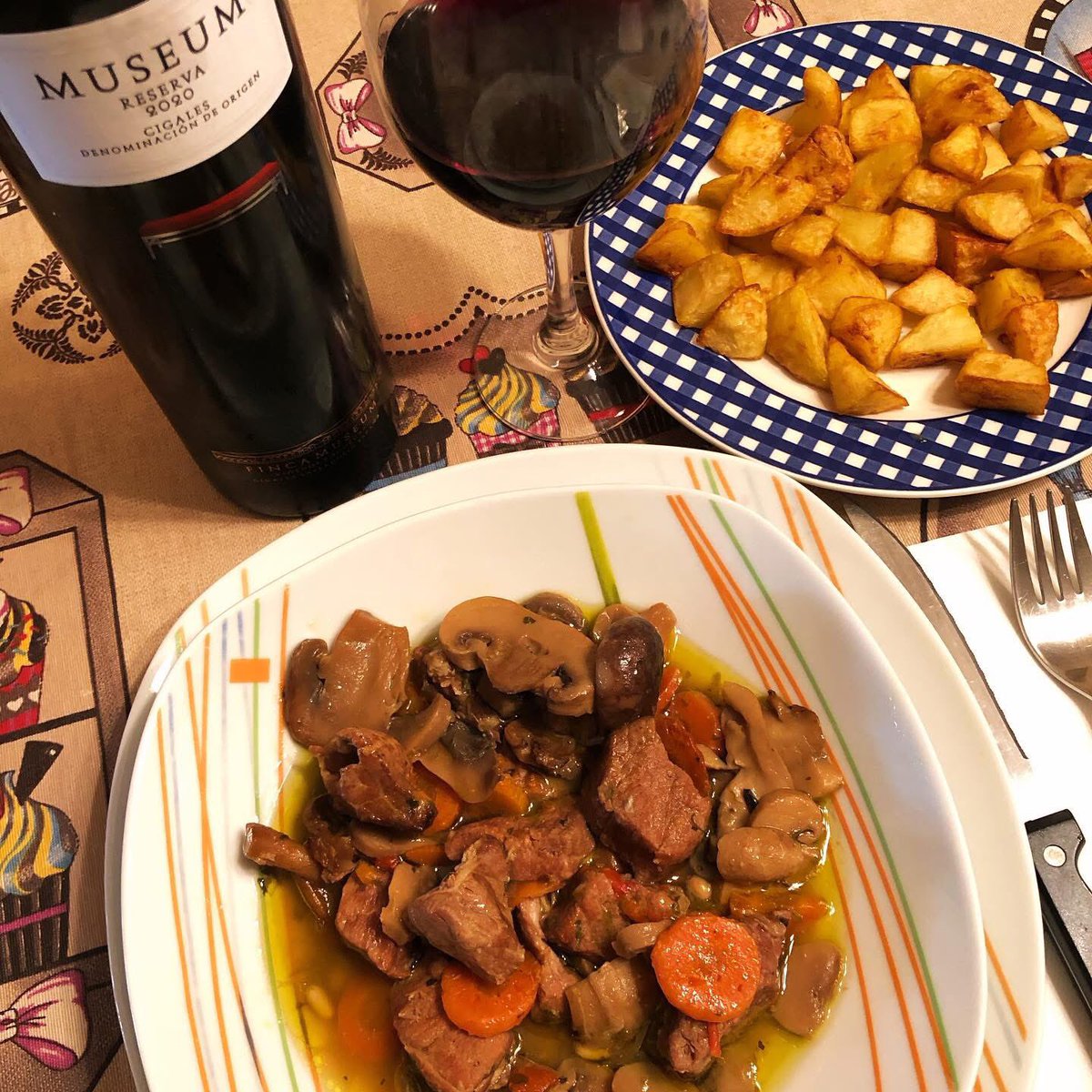 PabloRiegoBravo's tweet photo. Carne guisada de Solomillo de Ternera en buena compañía. 🤦🏻♂️😍👌🏼
#comidacasera #solomillodeternera #masterchet #masterchefmami #locuras #siesta #museum #vinosdelatierra #buenacompañia #madre #madrenadamasquehayuna https://t.co/HpPqNGwhPW