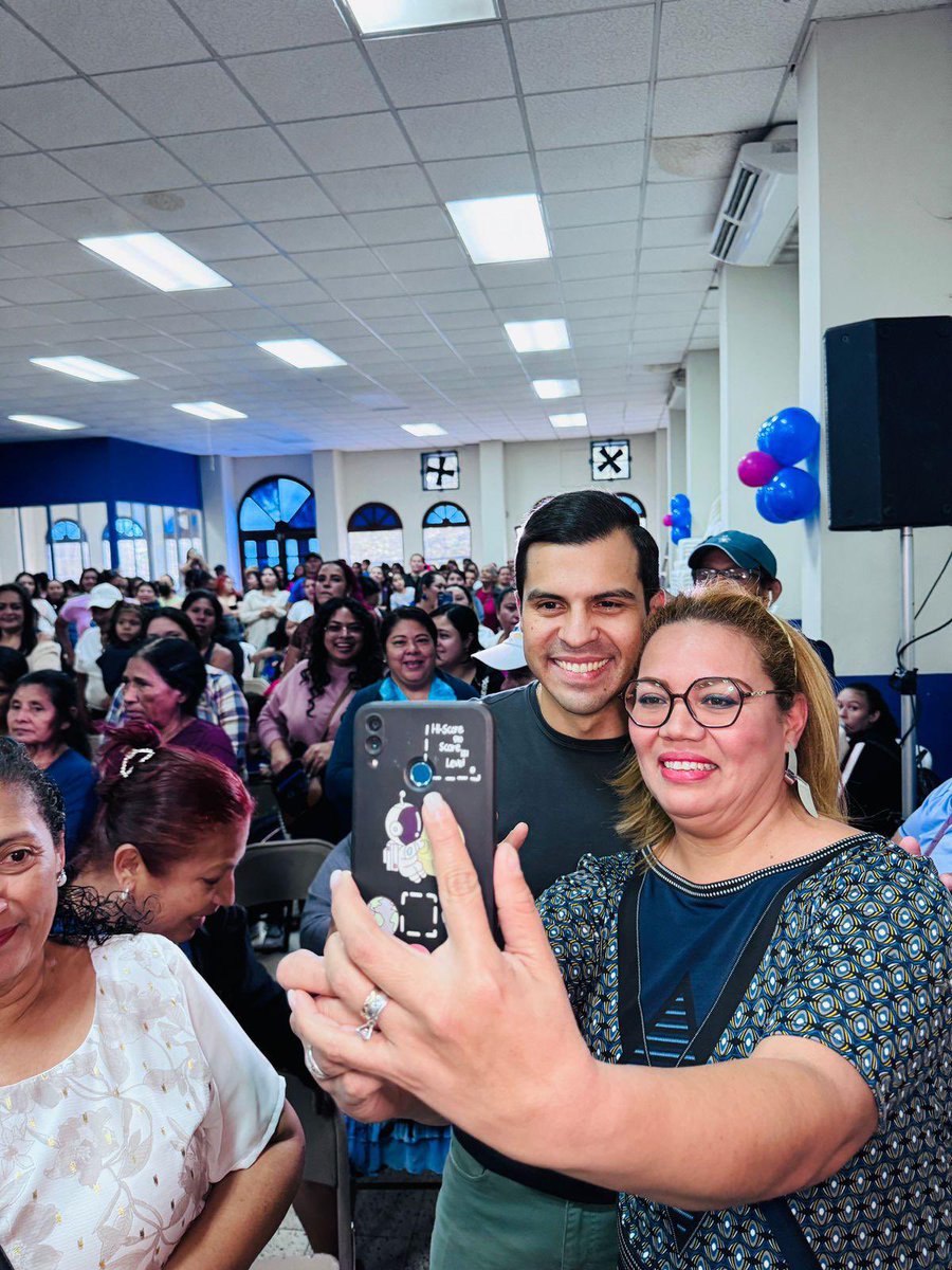 #QhuboTV | ERASMO PORTILLO LE CELEBRA EL DIA DE LA MUJER A LA BASE NACIONALISTA 

El Precandidato a Alcalde del Distrito Central <a href="/ErasmoJPortillo/">Erasmo J. Portillo</a> le celebró a las principales coordinadoras de su Movimiento. 

Además se comprometió a que no volverán a ser utilizadas como escalera