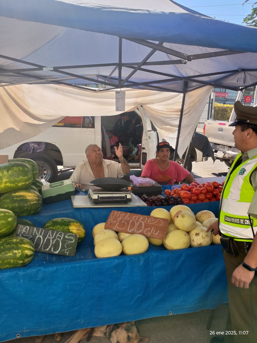 carabprmaipo's tweet photo. #Buim Carabineros de la Tenencia #AltoJahuel, realizan fiscalización en feria libre del sector, con la finalidad de mantener mayor presencia policial y disminuir la sensación de inseguridad.
#CarabinerosDeTodos https://t.co/hn904xzhF4
