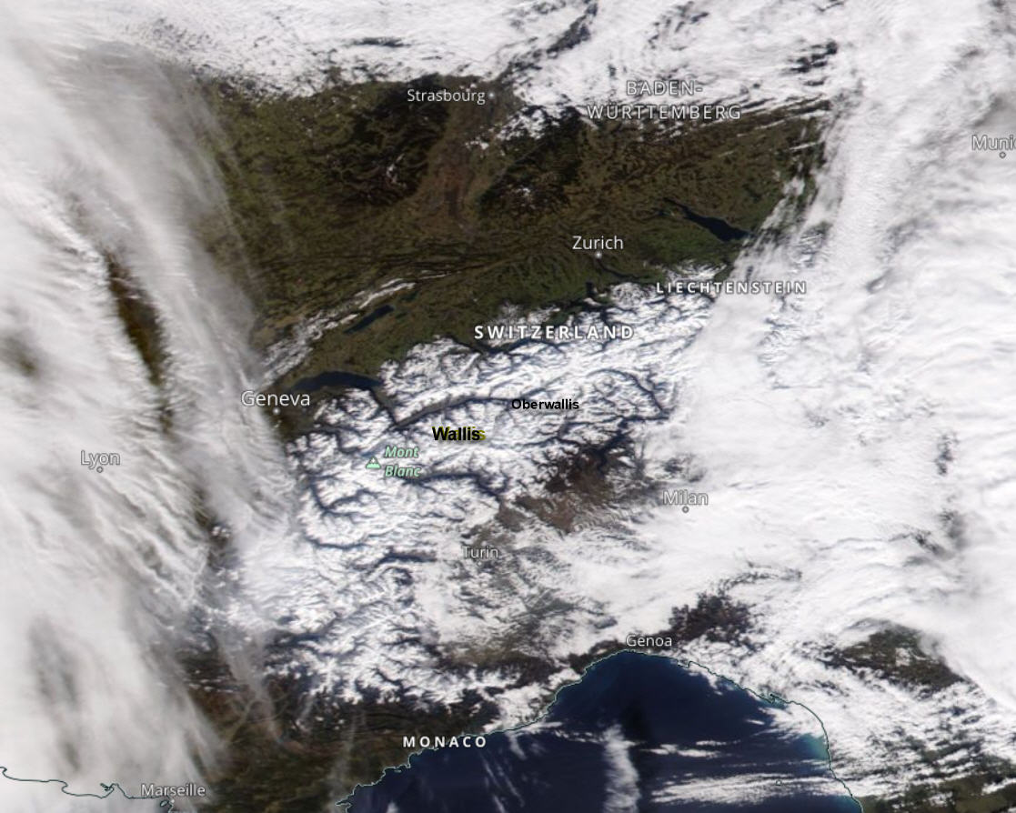 Alpenweerman's tweet image. De W-Alpen gezien vanuit de ruimte #NasaWorldView. Het tussenhoog met zonnevenster zorgde nog voor een paar uur zon. Inmiddels is het hier in Oberwallis vanuit het westen weer geheel dicht getrokken met hogere #warmtefront bewolking