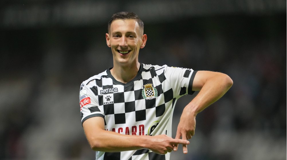 🚨🇸🇰 Róbert Boženík (25 ans) au Legia Warszawa ? Le Legia serait intéressé par l'attaquant de Boavista. Dans le championnat portugais le slovaque a marqué 2 buts en 18 matchs. Le montant du transfert pourrait être élevé.

Via <a href="/Meczykipl/">Meczyki.pl</a>