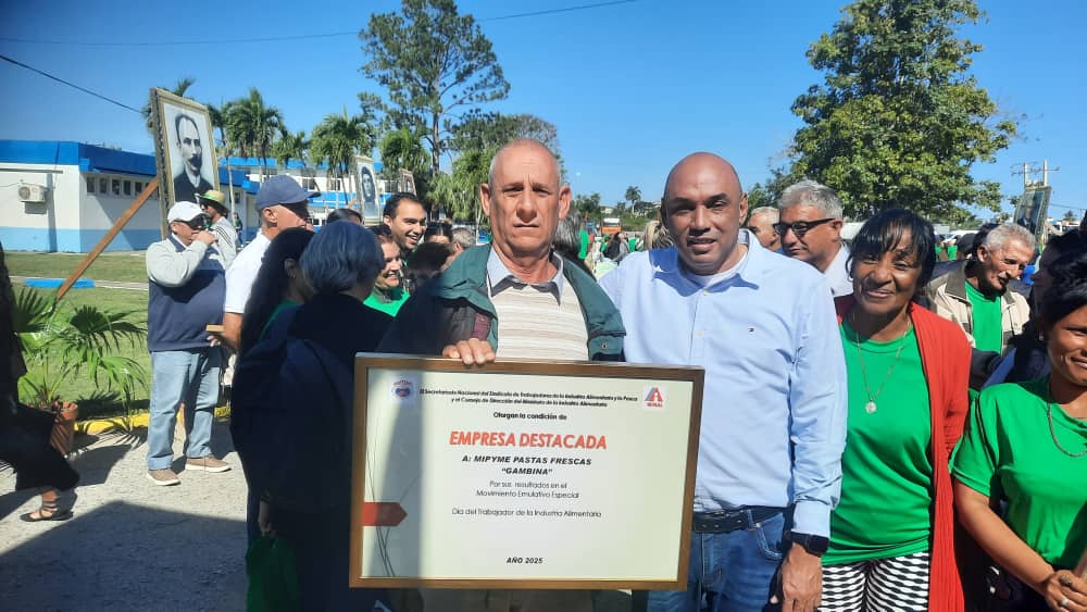 GlezEmerio's tweet photo. Se reconocen por su trabajo tres empresas del @geiacuba  y una MIPYME ESTATAL   el acto nacional por el 25 de Enero presidiendo por @AlbertoLopezcu  y las autoridades de @gobpinar .Muchas Felicidades  @minalcuba https://t.co/LPGou5O2XO