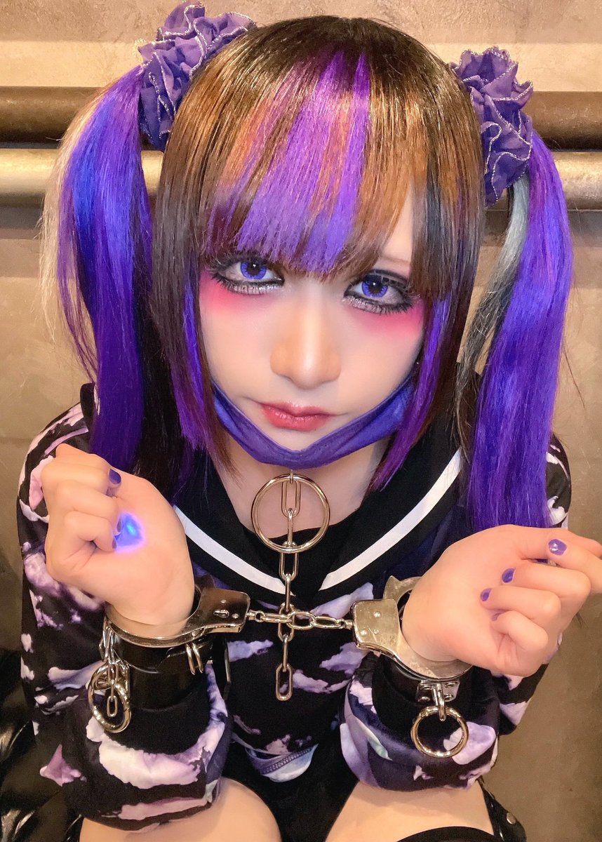 遅くなっちゃったけど、
1/23 新宿club SCIENCEでのライブで、ギター演奏してきました。めっちゃ久しぶりだったけど意外と以前の感覚が残ってたので楽しく演奏できました。
会いに来てくれた方、関わってくださった方ありがとうございました。
次は2/12(水)池袋BlackHoleです。
#V系 #バンドマン #手錠