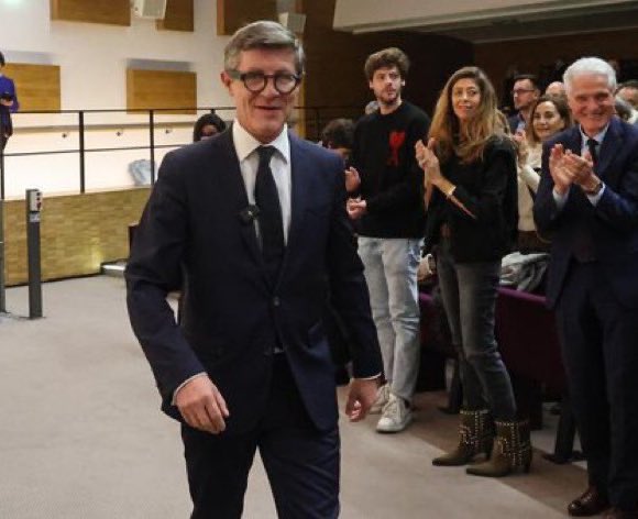 Je viens d’apprendre le décès de mon ami Nicolas Florian, ancien maire de Bordeaux et conseiller régional. Nous avons partagé tant de combats, débattu si souvent, engrangé des victoires, subi des revers. C’était un compagnon, un ami. 

En ce bien triste dimanche après-midi