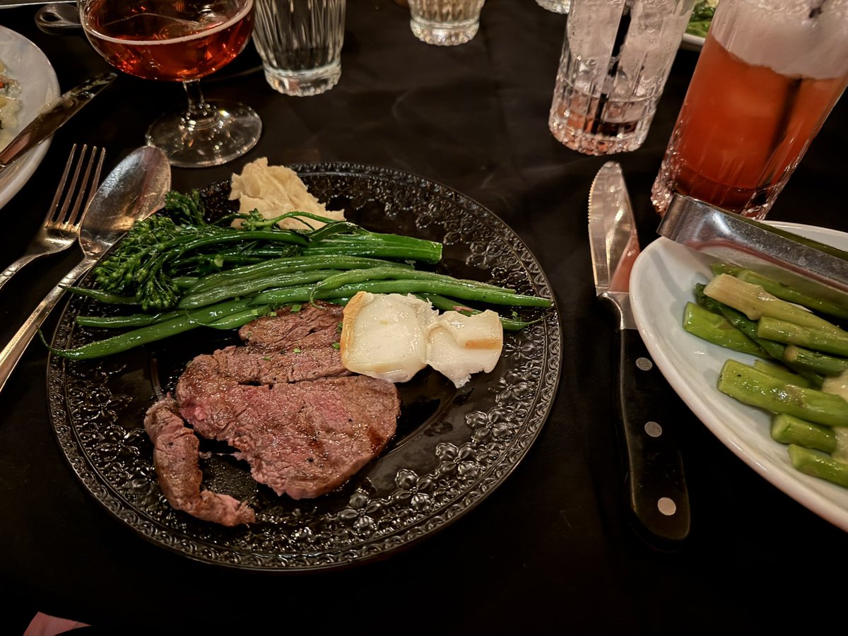 tabithahawk's tweet image. House of Cards was amazing experience with friends, great food too. Time flew by, I would love to go back again sometime.

I got the A5 Japanese Wagyu fillet, which is one of the most expensive steaks out there. All the food was good.