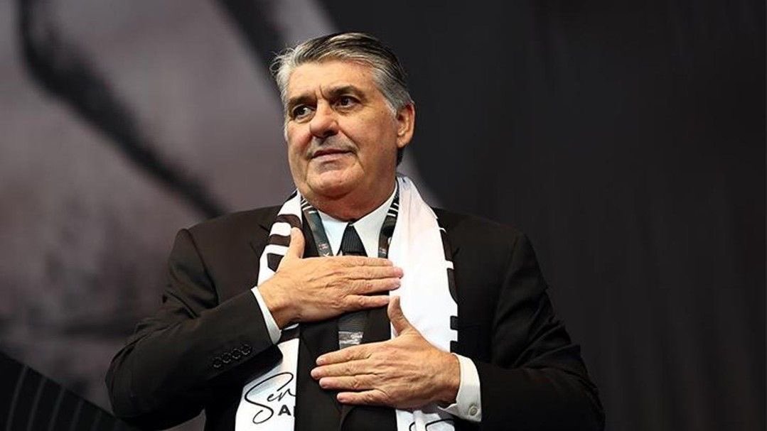 2 sezondur Beşiktaş’ın kanat oyuncusu yok. 

Takım transfer diye bağırıyor. 

Geç kalındı. Dahada gecikmeden aksiyon alın. 

#KanatsızKartalOlmaz