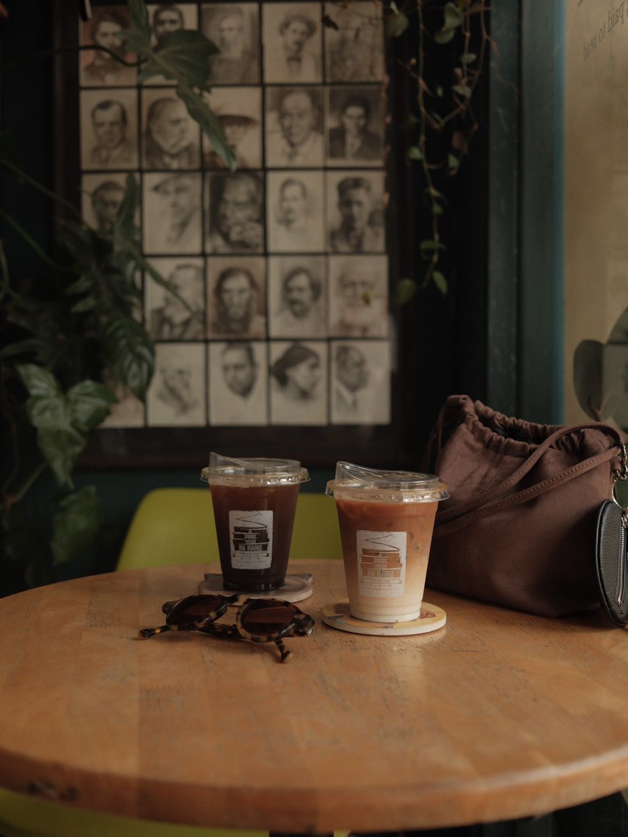 ununfah's tweet image. A Book with No Name 
📍 maps.app.goo.gl/RC6vXynVX6AfGb…
ร้านหนังสือเล็กๆแถวสามเสนที่มีกาแฟขายนิดหน่อย แต่สิ่งที่ดีที่สุดคือมีน้องแมววิ่งเล่นมาคอย entertain ช่วยฮีลใจได้เป็นอย่างดี แถมเหมาะมานั่งอ่านหนังสือ เพราะร้านปิดดึกทีเดียว ช่วงนี้มีแมวเด็กมาใหม่ด้วย ทาสแมวต้องชอบแน่ๆ 
🕕 จ.-ศ.…